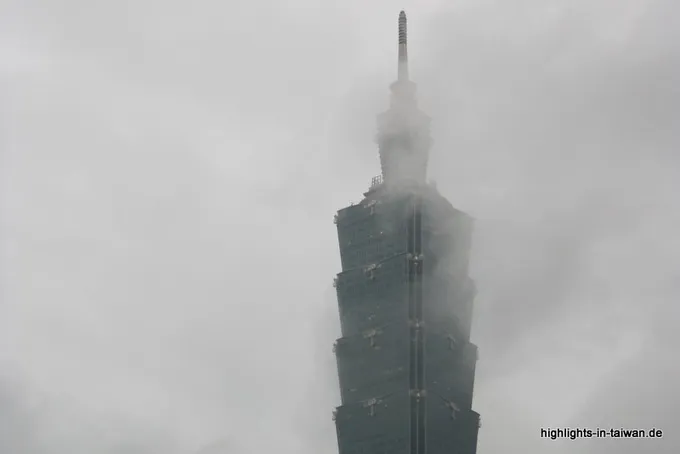 Taipei 101 in den Wolken
